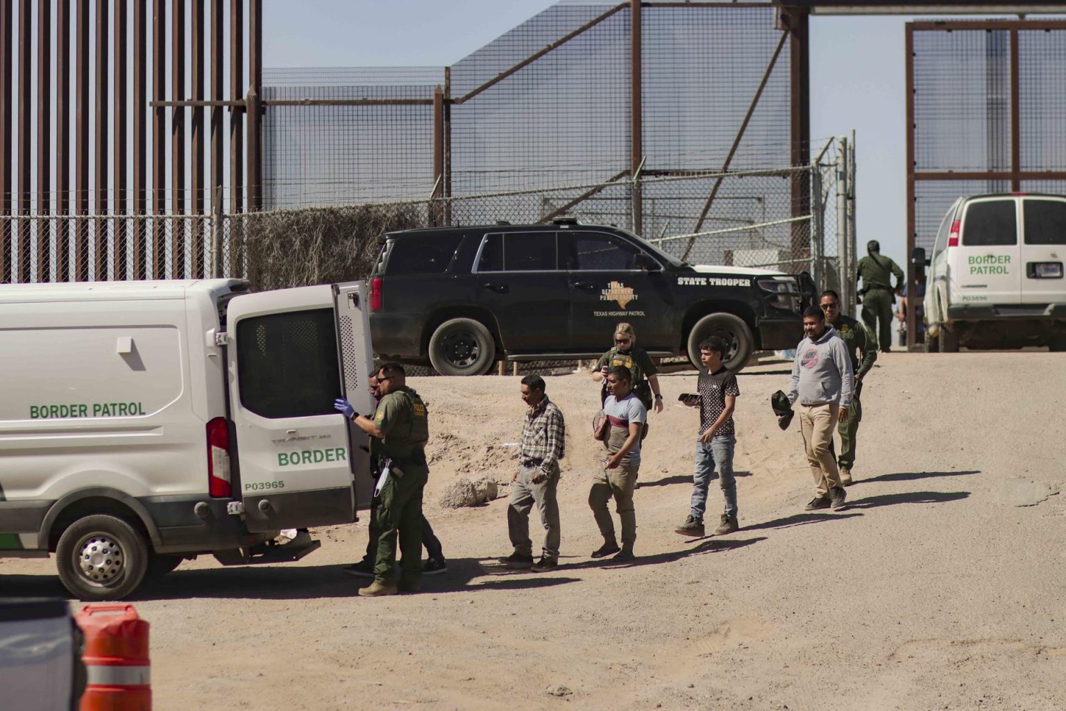 Migrantes detenidos son llevados por miembros de la Patrulla Fronteriza estadounidense a un vehículo, junto al muro fronterizo en El Paso, Texas (EE.UU). Fotografía de archivo. EFE/ Jonathan Fernández