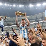 El futbolista argentino Lionel Messi sostiene la Copa Mundial de Fútbol tras ganar el torneo ante Francia en el Estadio de Lusail, en Catar. EFE/Tolga Bozoglu