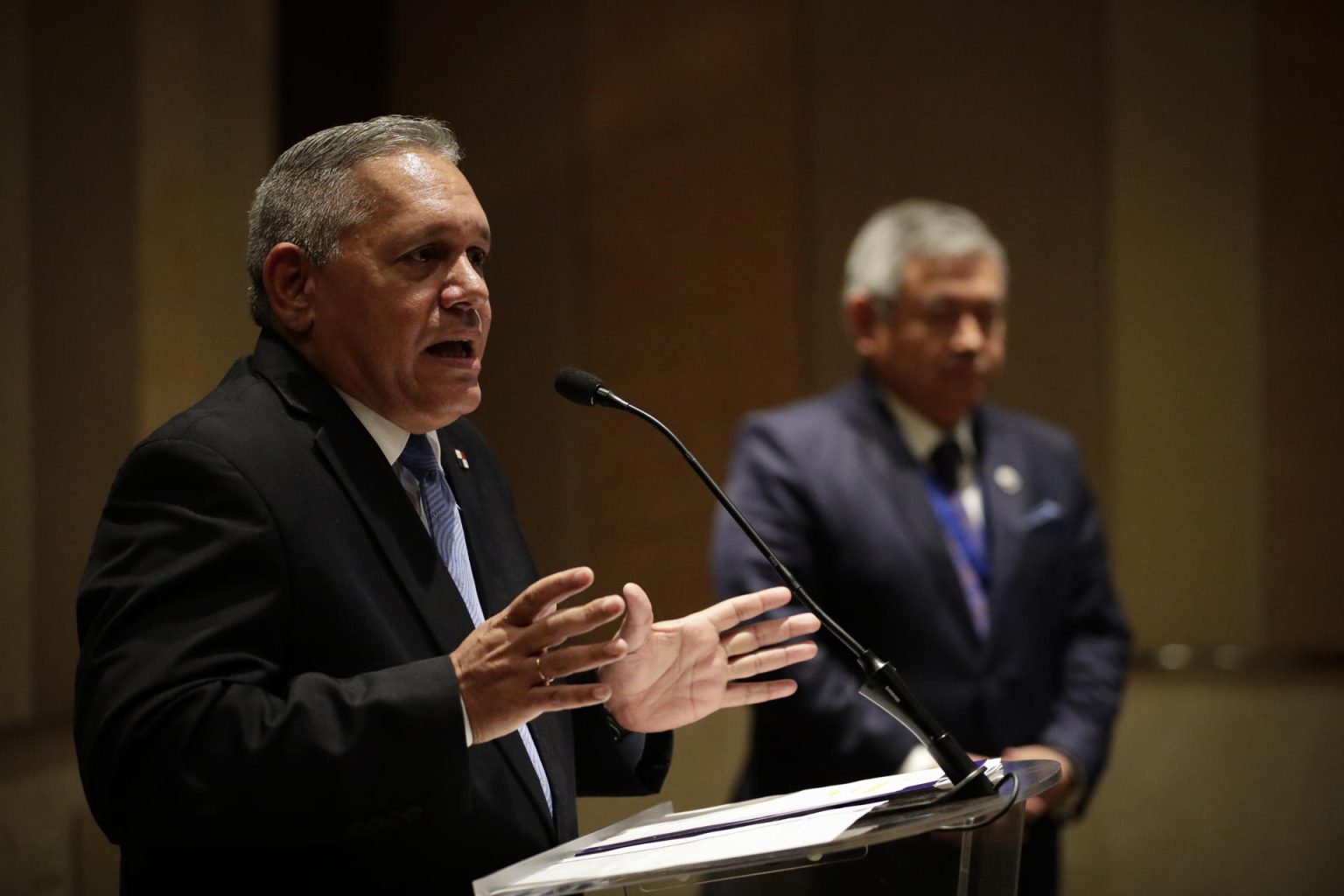 El presidente protempore de la Conferencia Regional sobre Migración (CRM) y viceministro de Relaciones Exteriores de Panamá, Vladimir Franco, habla durante una rueda de prensa, hoy en Ciudad de Panamá (Panamá). EFE/Bienvenido Velasco