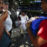 Fotografía de archivo de migrantes que esperan un bus que los lleve a la frontera con Costa Rica en la terminal de David, el 9 de mayo del  2023, en Chiriquí (Panamá). EFE/Bienvenido Velasco