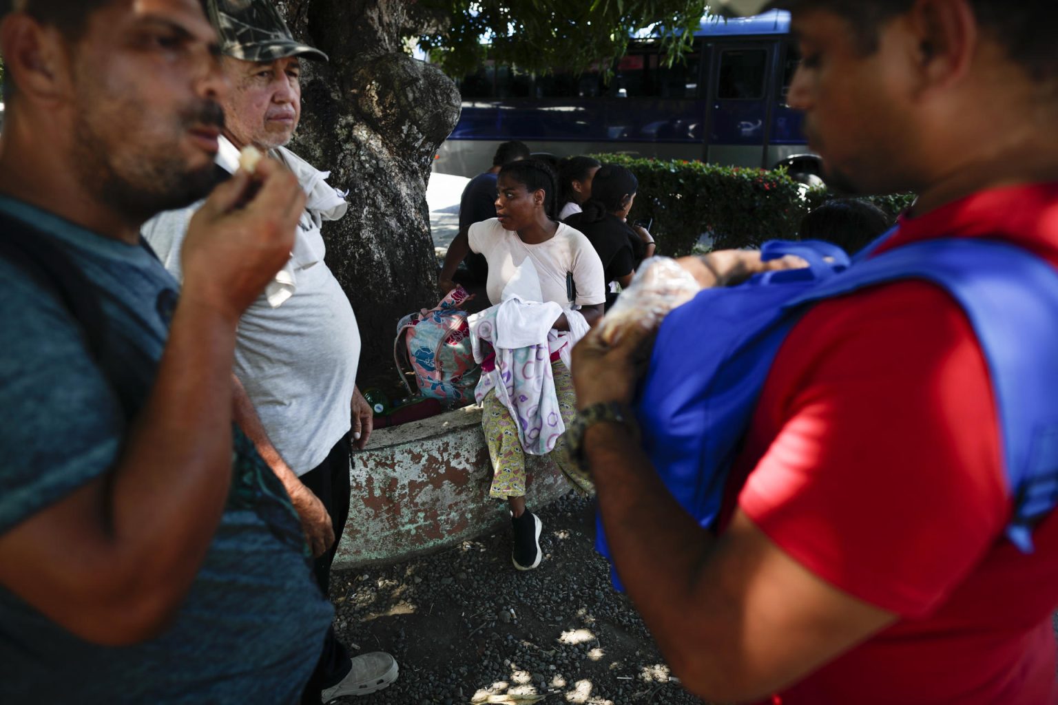 Fotografía de archivo de migrantes que esperan un bus que los lleve a la frontera con Costa Rica en la terminal de David, el 9 de mayo del  2023, en Chiriquí (Panamá). EFE/Bienvenido Velasco