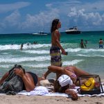 Decenas de personas disfrutan la playa en South Beach, en Miami, Florida (EEUU). EFE/ Giorgio Viera