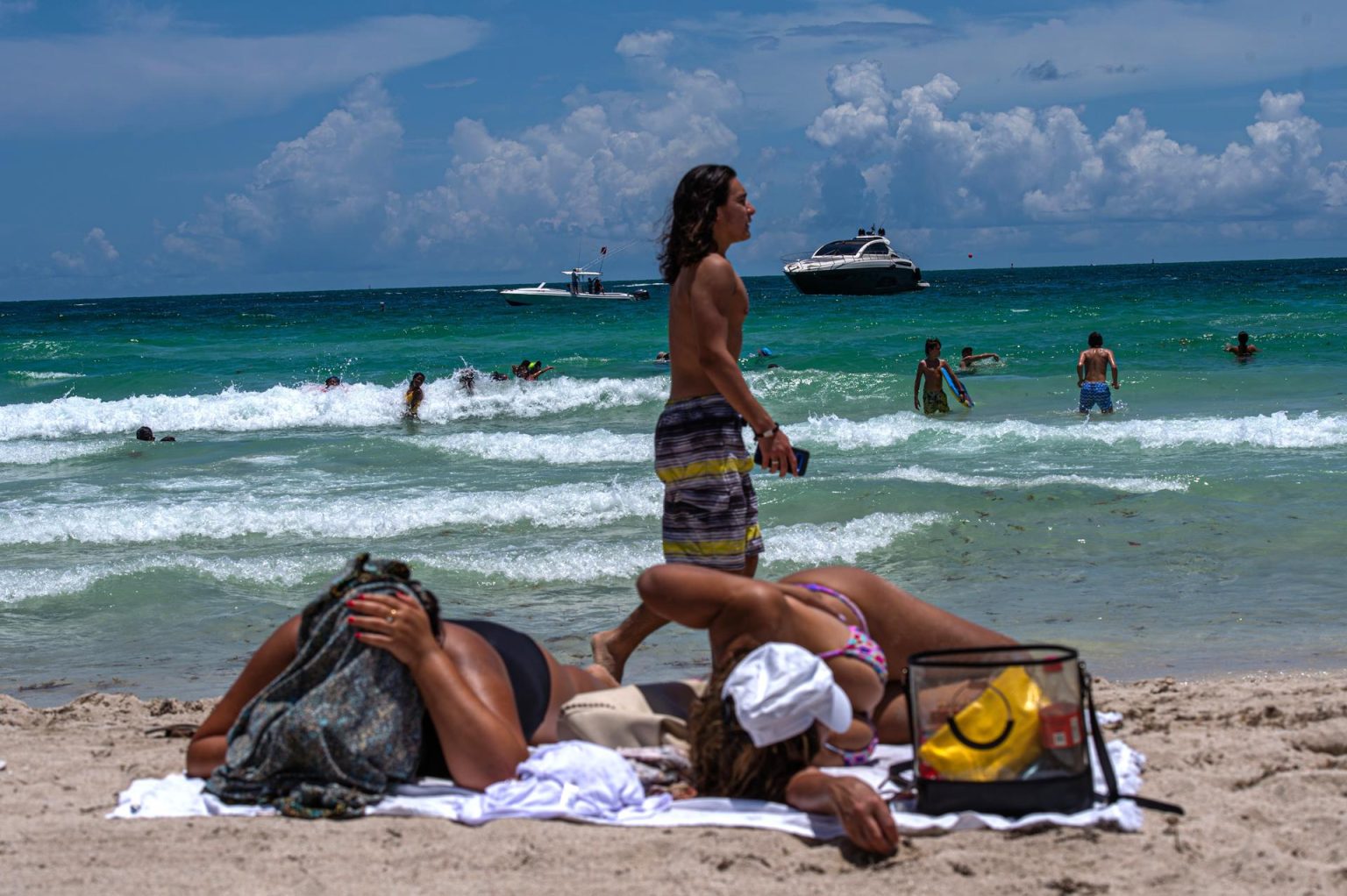 Decenas de personas disfrutan la playa en South Beach, en Miami, Florida (EEUU). EFE/ Giorgio Viera