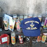 Fotografía de archivo donde se muestran veladoras de Jesucristo, la Virgen María y santos católicos depositados en una esquina de "El Tiradito", un popular santuario al aire libre al que se acogen hispanos y migrantes, que además recuerdan allí a aquellos que han fallecido a lo largo de la frontera con México, puesto en una pared de adobe de una vieja edificación en un barrio histórico de Tucson, Arizona. EFE/María León