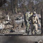 Fotografía cedida por el Departamento de Defensa de EE.UU. de profesionales que recorren una zona destruida por los incendios, el 17 de agosto de 2023, en Lahaina, Hawai (EE.UU.). EFE/ Departamento De Defensa De EEUU/ SÓLO USO EDITORIAL/SÓLO DISPONIBLE PARA ILUSTRAR LA NOTICIA QUE ACOMPAÑA (CRÉDITO OBLIGATORIO)