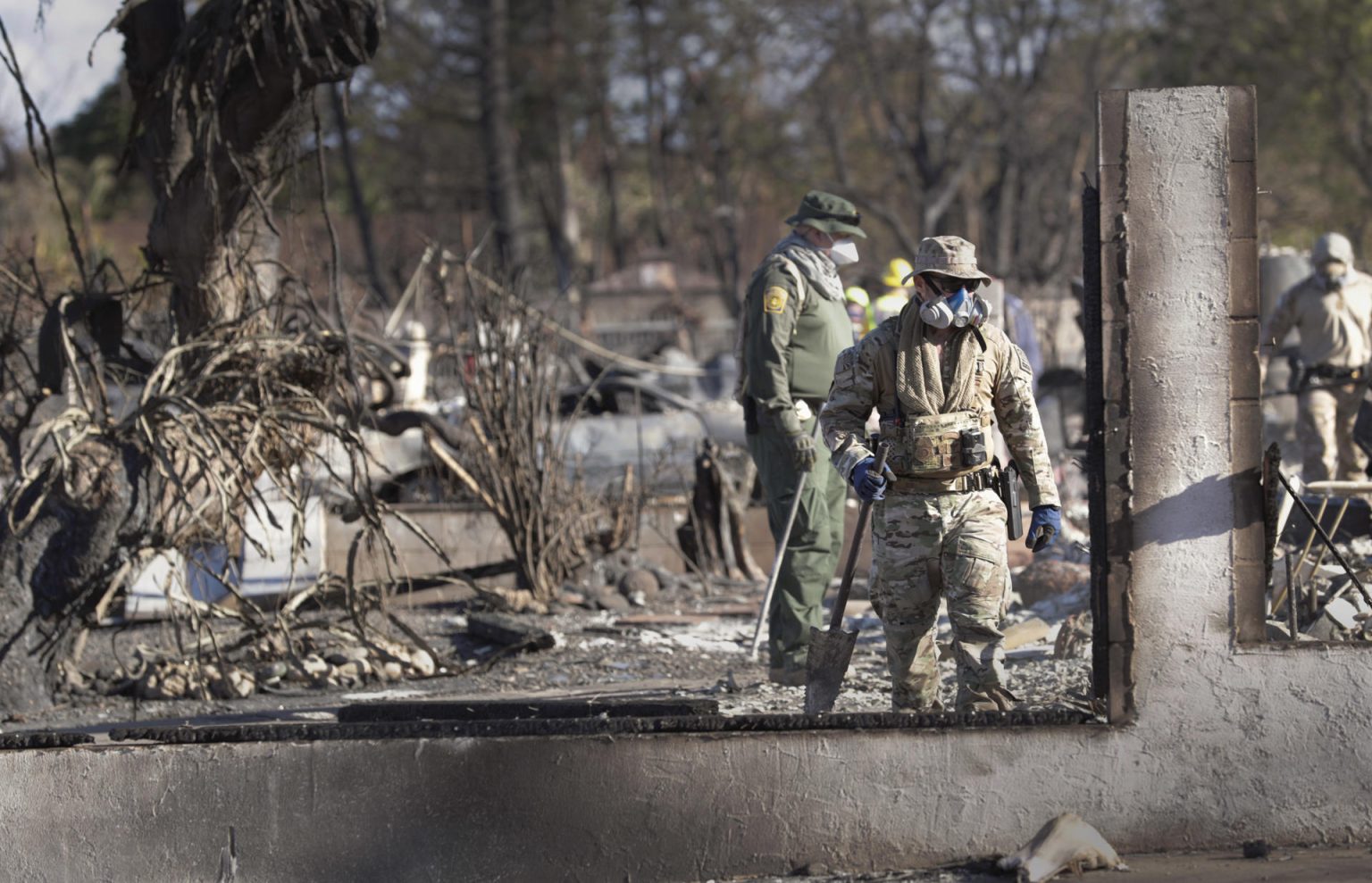 Fotografía cedida por el Departamento de Defensa de EE.UU. de profesionales que recorren una zona destruida por los incendios, el 17 de agosto de 2023, en Lahaina, Hawai (EE.UU.). EFE/ Departamento De Defensa De EEUU/ SÓLO USO EDITORIAL/SÓLO DISPONIBLE PARA ILUSTRAR LA NOTICIA QUE ACOMPAÑA (CRÉDITO OBLIGATORIO)