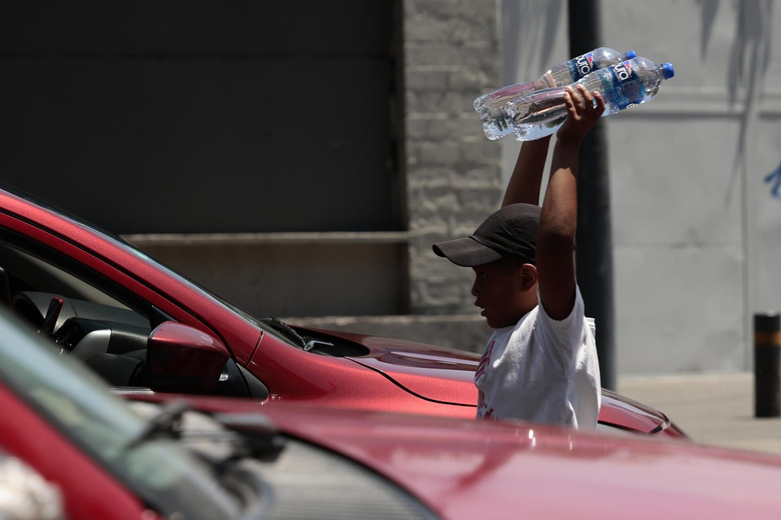 Un menor de edad trabaja en una calle de Ciudad de México (México). EFE/José Méndez