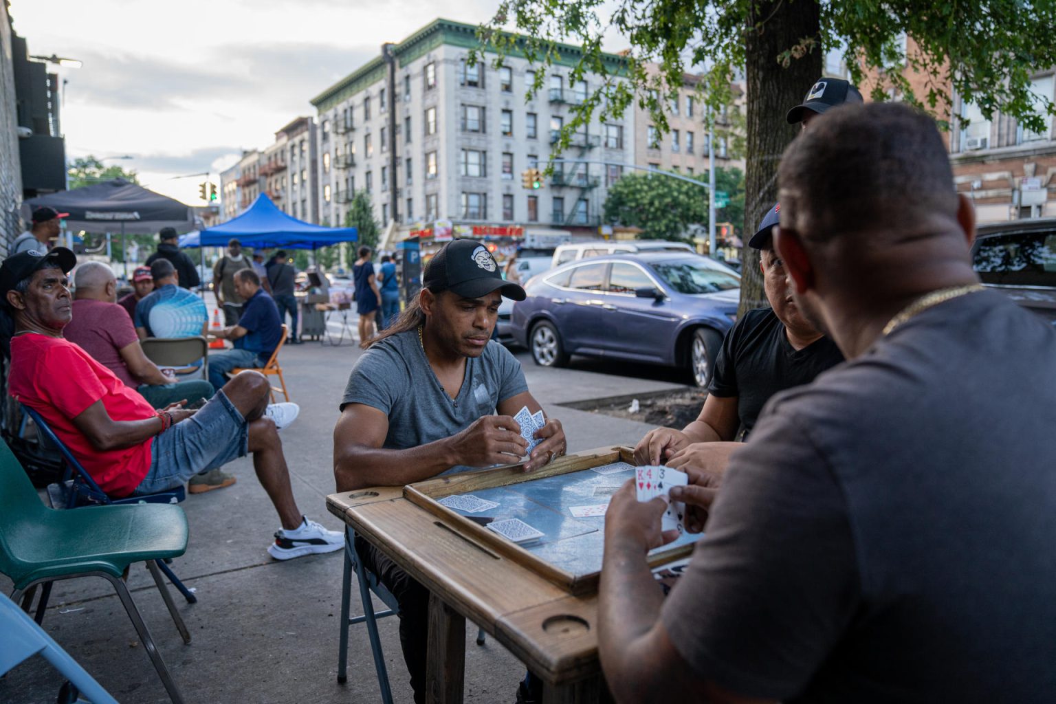 Un grupo de personas juega cartas en la calle 190 de St. Nicholas, un sector conocido como la Pequeña Dominicana, el 8 de agosto de 2023, en Nueva York (EE.UU.). EFE/ Ángel Colmenares