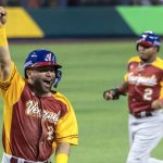 Fotografía de archivo del venezolano Luis Arraez celebrando una carrera contra Puerto Rico durante un partido del Clásico Mundial de Béisbol, el 12 de marzo de 2023, en Miami (Estados Unidos). EFE/EPA/CRISTOBAL HERRERA-ULASHKEVICH