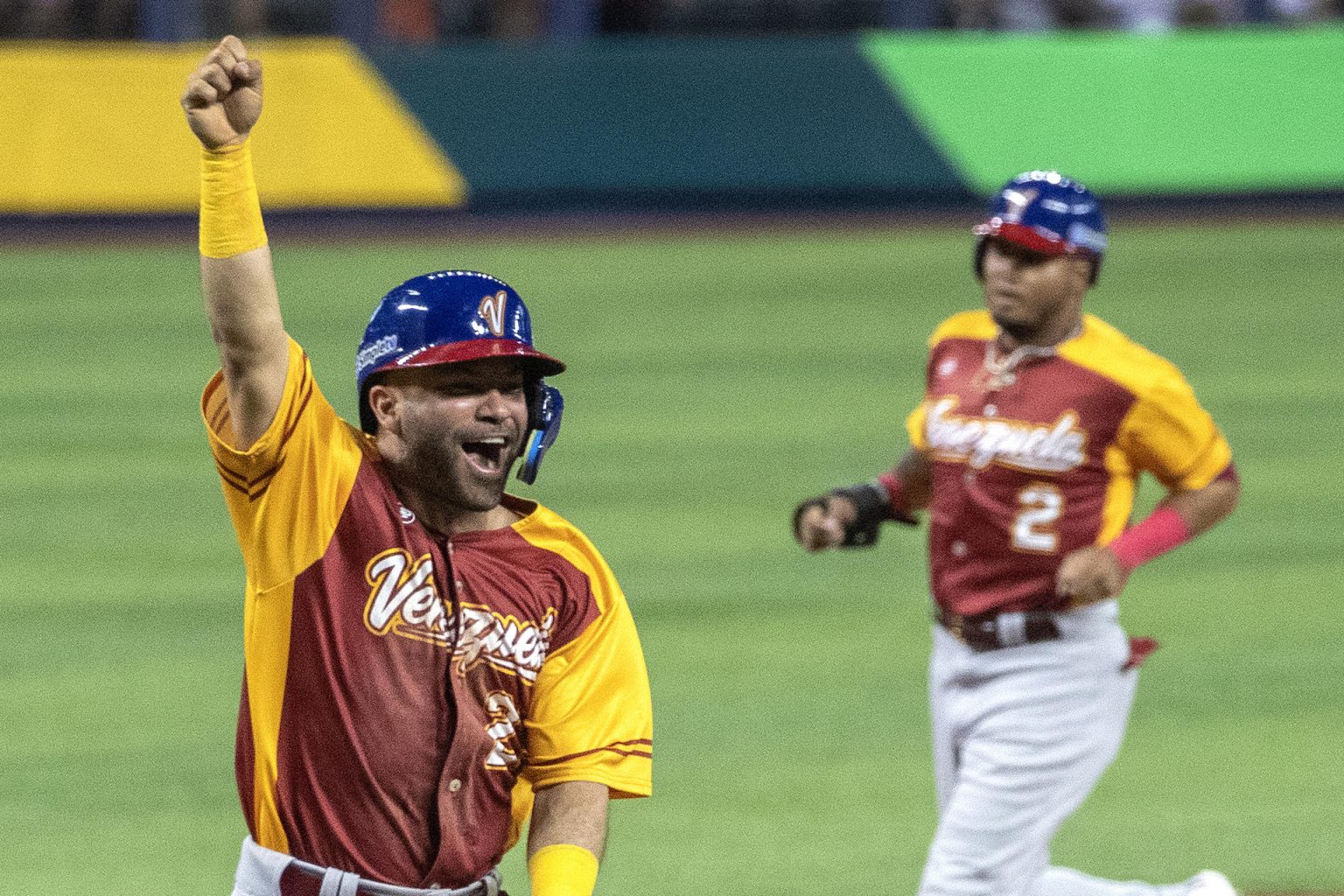 Fotografía de archivo del venezolano Luis Arraez celebrando una carrera contra Puerto Rico durante un partido del Clásico Mundial de Béisbol, el 12 de marzo de 2023, en Miami (Estados Unidos). EFE/EPA/CRISTOBAL HERRERA-ULASHKEVICH