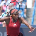 Coco Gauff de Estados Unidos en acción frente a Iga Swiate de Polonia en las semifinales del WTA 1.000 de Cincinnati, en Mason, Ohio (EE.UU.), este 19 de agosto de 2023. EFE/EPA/Mark Lyons