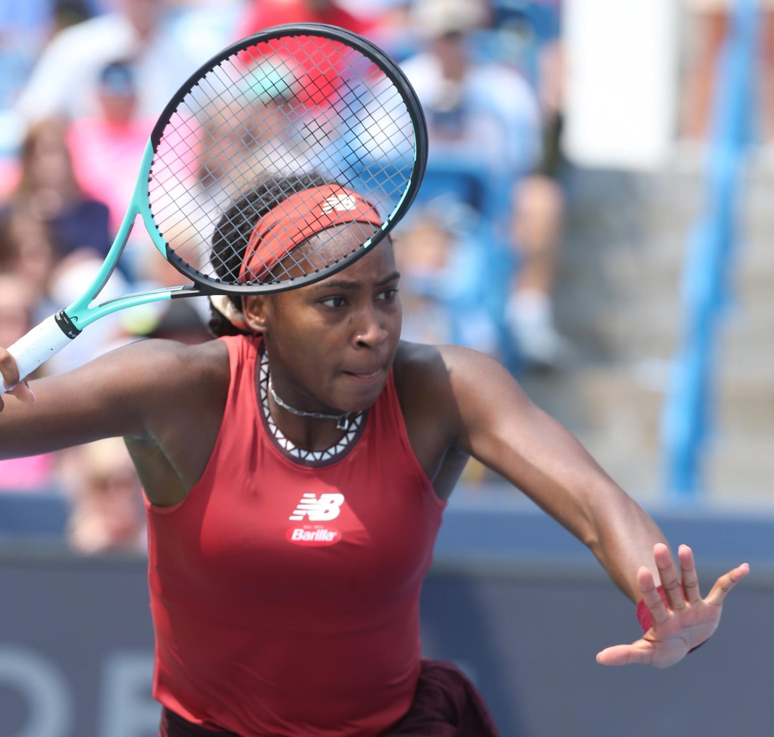 Coco Gauff de Estados Unidos en acción frente a Iga Swiate de Polonia en las semifinales del WTA 1.000 de Cincinnati, en Mason, Ohio (EE.UU.), este 19 de agosto de 2023. EFE/EPA/Mark Lyons