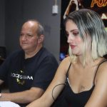 Antonio Armas Hernández, director del Marinero Men's Club, participa hoy junto a la migrante cubana Valeria en una rueda de prensa en la ciudad de Tapachula, estado de Chiapas (México). EFE/Juan Manuel Blanco