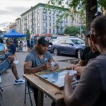 Un grupo de personas juega cartas en la calle 190 de St. Nicholas, un sector conocido como la Pequeña Dominicana en Nueva York (EE.UU.). Fotografía de archivo. EFE/ Ángel Colmenares