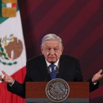 El presidente de México, Andrés Manuel López Obrador habla hoy, durante su conferencia de prensa matutina en el Palacio Nacional, de la Ciudad de México (México). EFE/Mario Guzmán