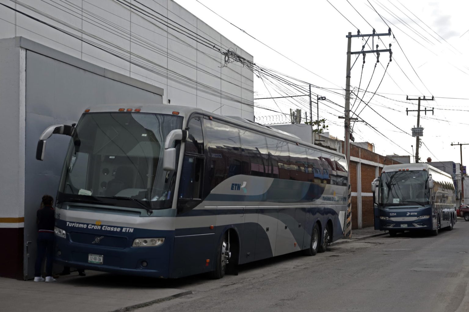 El transporte de migrantes en condiciones de hacinamiento refleja el inédito flujo migratorio en la región, con más de 2,76 millones de indocumentados interceptados por Estados Unidos en la frontera con México durante el año fiscal 2022. Fotografía de archivo. EFE/ Hilda Ríos