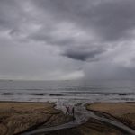 Fotografía de una pareja caminando por la playa en Ensenada, Baja California (México). Imagen de archivo. EFE/ Alejandro Zepeda