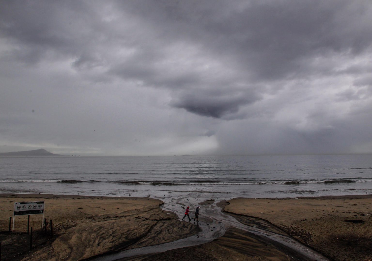 Fotografía de una pareja caminando por la playa en Ensenada, Baja California (México). Imagen de archivo. EFE/ Alejandro Zepeda