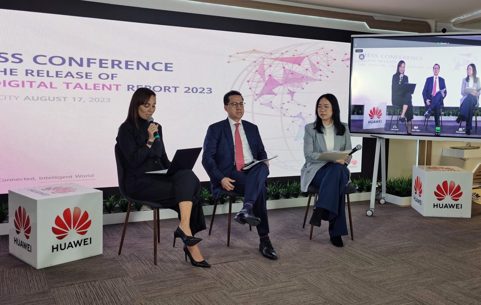 Fotografía cedida por Huawei del vicepresidente de Asuntos Públicos de Huawei Latinoamérica y el Caribe, César Funes (c), y la gerente de Relaciones Públicas de Huawei, Shau Wa Yu Tan (d), durante una conferencia en Ciudad de México (México). EFE/ Huawei / SOLO USO EDITORIAL/ SOLO DISPONIBLE PARA ILUSTRAR LA NOTICIA QUE ACOMPAÑA (CRÉDITO OBLIGATORIO)