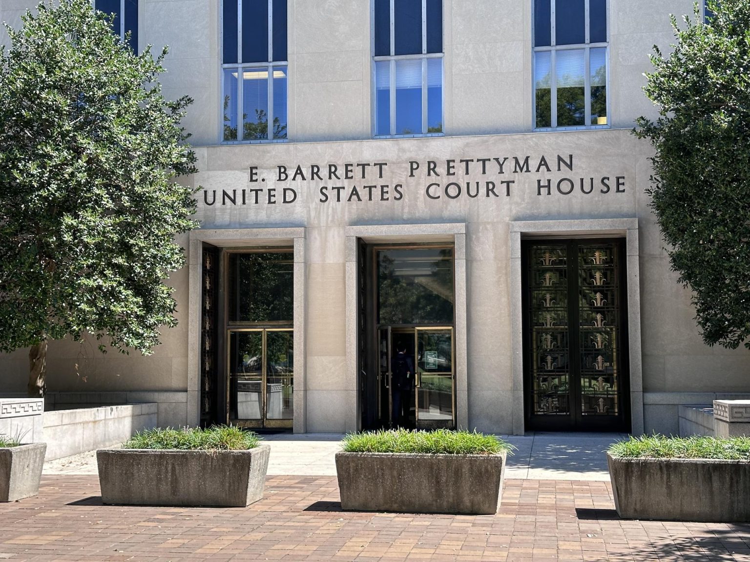 Vista hoy de la fachada del edificio E. Barrett Prettyman del Tribunal Federal, donde se celebró el juicio contra un cabecilla de los Proud Boys, en Washington (EE.UU). EFE/Octavio Guzmán