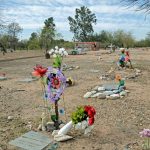 Foto de archivo donde se aprecia una vista del cementerio del condado de Pima en Tucson, Arizona, última morada para migrantes indocumentados que mueren en el desierto de Arizona en su intento de llegar a Estados Unidos y cuyos restos nunca pudieron ser identificados. EFE/María Léon