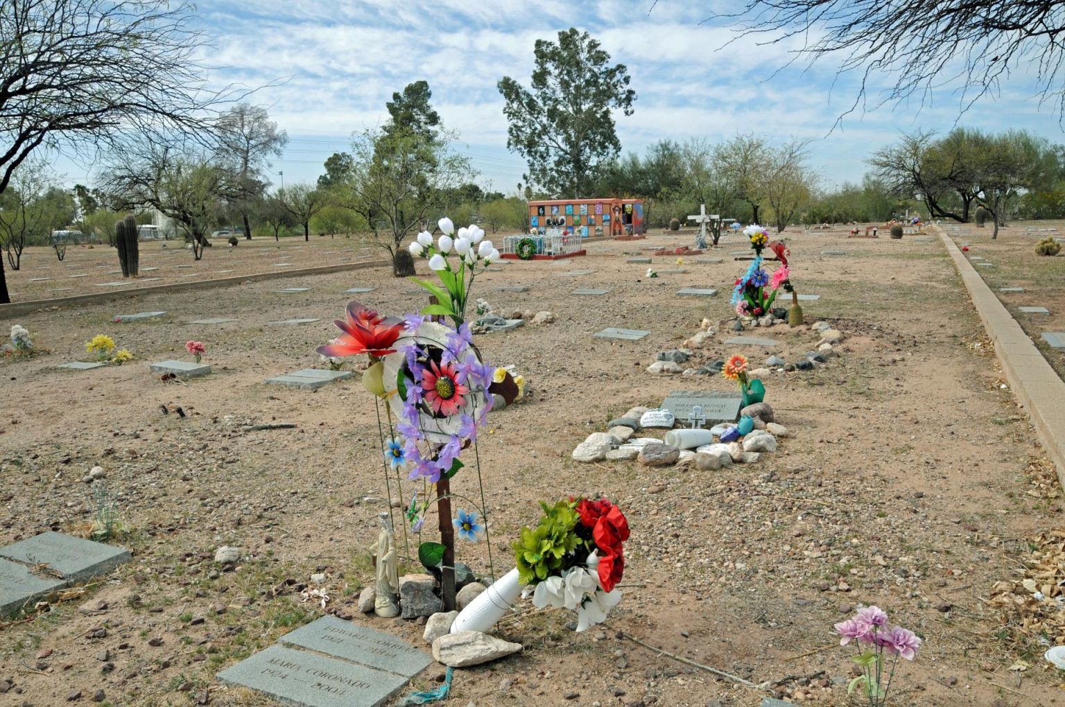 Foto de archivo donde se aprecia una vista del cementerio del condado de Pima en Tucson, Arizona, última morada para migrantes indocumentados que mueren en el desierto de Arizona en su intento de llegar a Estados Unidos y cuyos restos nunca pudieron ser identificados. EFE/María Léon