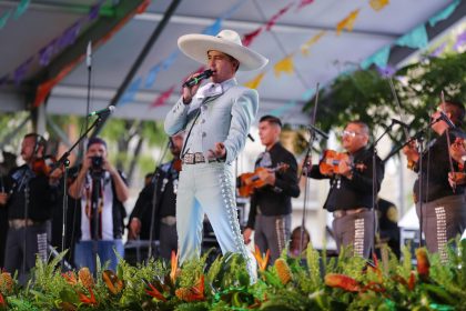 Músicos participan en el concurso “La voz del encuentro”, en su edición 30, durante el Encuentro internacional del Mariachi y la Charrería celebrado hoy, en la ciudad de Guadalajara, en Jalisco (México). EFE/ Francisco Guasco