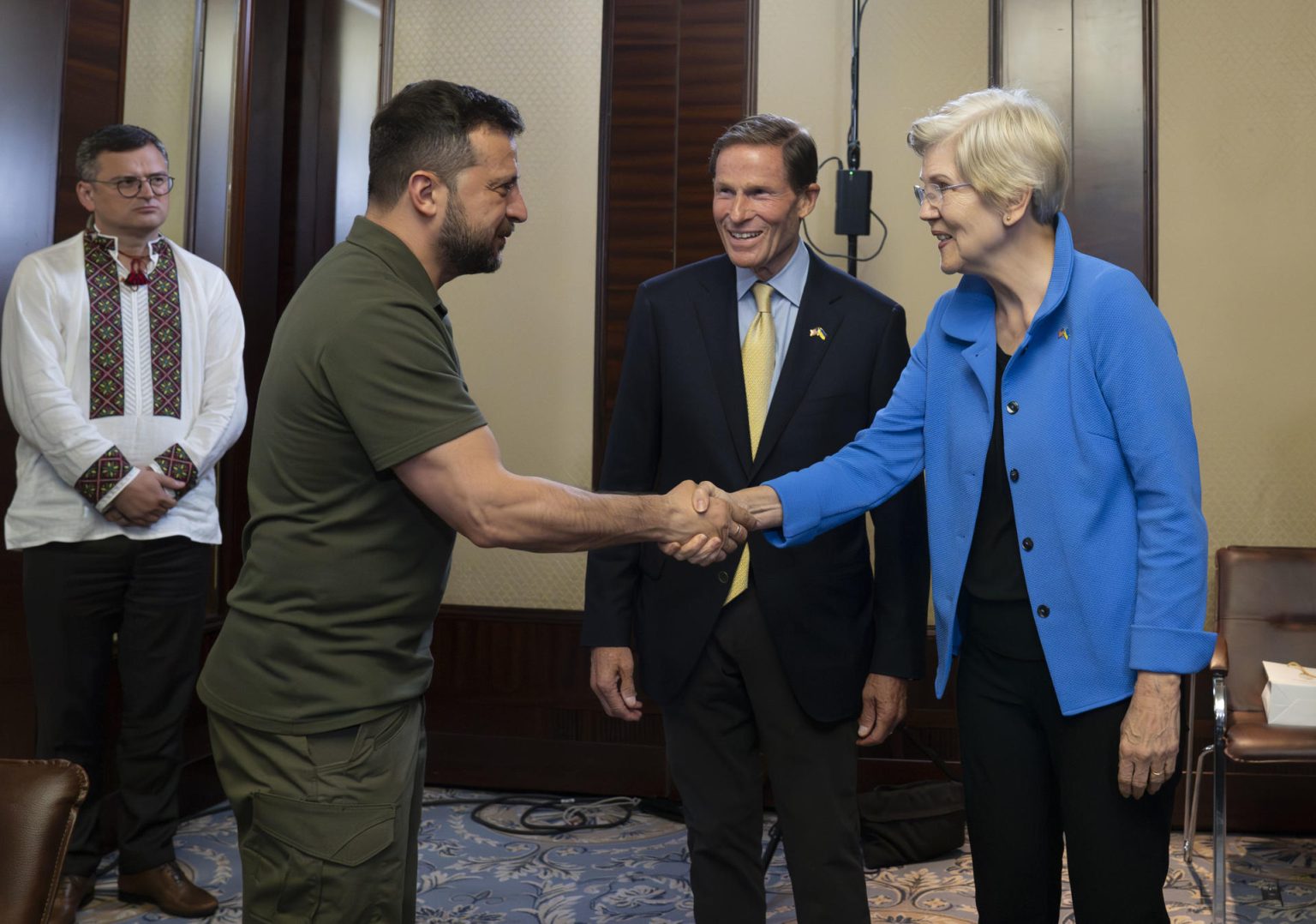 Fotografía cedida por el Senado de Estados Unidos donde aparecen los senadores estadounidenses Elizabeth Warren (d) y Richard Blumenthal (c), mientras saludan al presidente de ucrania, Volodímir Zelenski, en Kiev (Ucrania). EFE/ Senado De Estados Unidos / SOLO USO EDITORIAL/ SOLO DISPONIBLE PARA ILUSTRAR LA NOTICIA QUE ACOMPAÑA (CRÉDITO OBLIGATORIO)