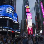 Fotografía de archivo en donde se observan a varias personas caminando en Times Square. EFE/Kena Betancur