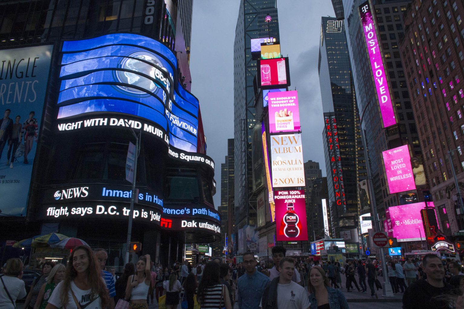 Fotografía de archivo en donde se observan a varias personas caminando en Times Square. EFE/Kena Betancur