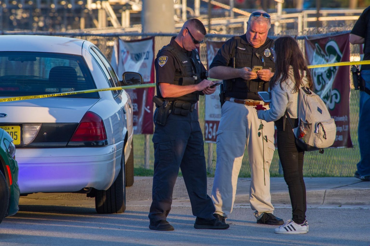 Fotografía de archivo de oficiales de la policía que obtienen información tras el tiroteo registrado en Florida. EFE/GIORGIO VIERA