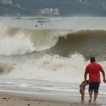 Un hombre y su hijo observan la turbulencia marítima en las playas de Puerto Vallarta (México). Imagen de archivo. EFE/Francisco Pérez