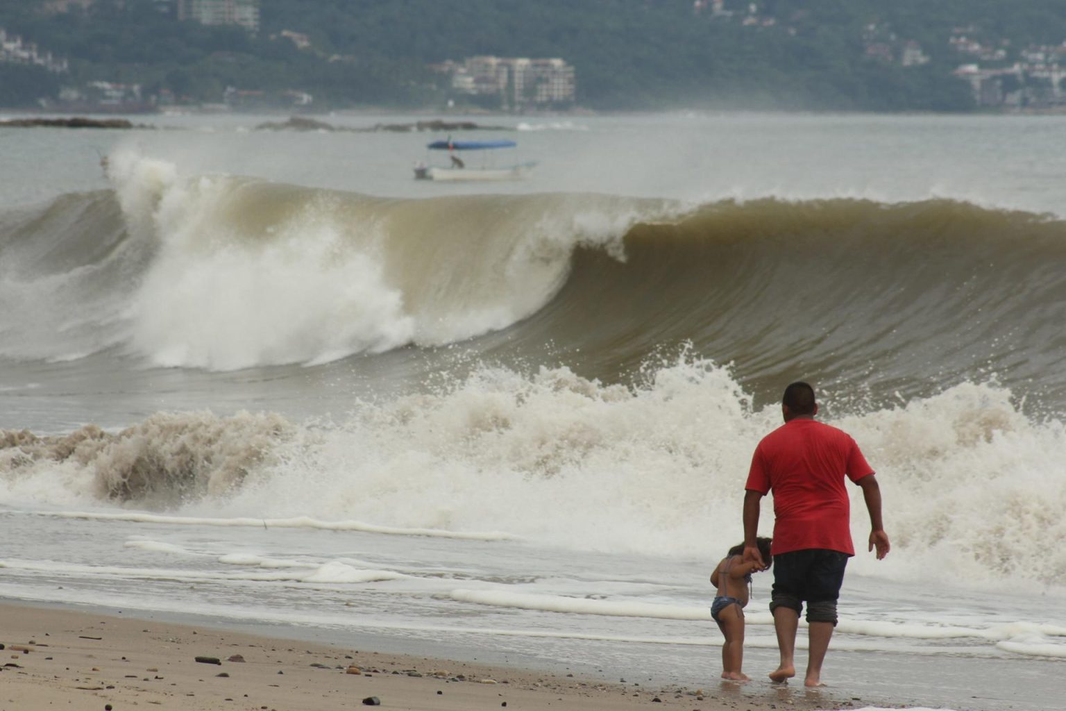 Un hombre y su hijo observan la turbulencia marítima en las playas de Puerto Vallarta (México). Imagen de archivo. EFE/Francisco Pérez