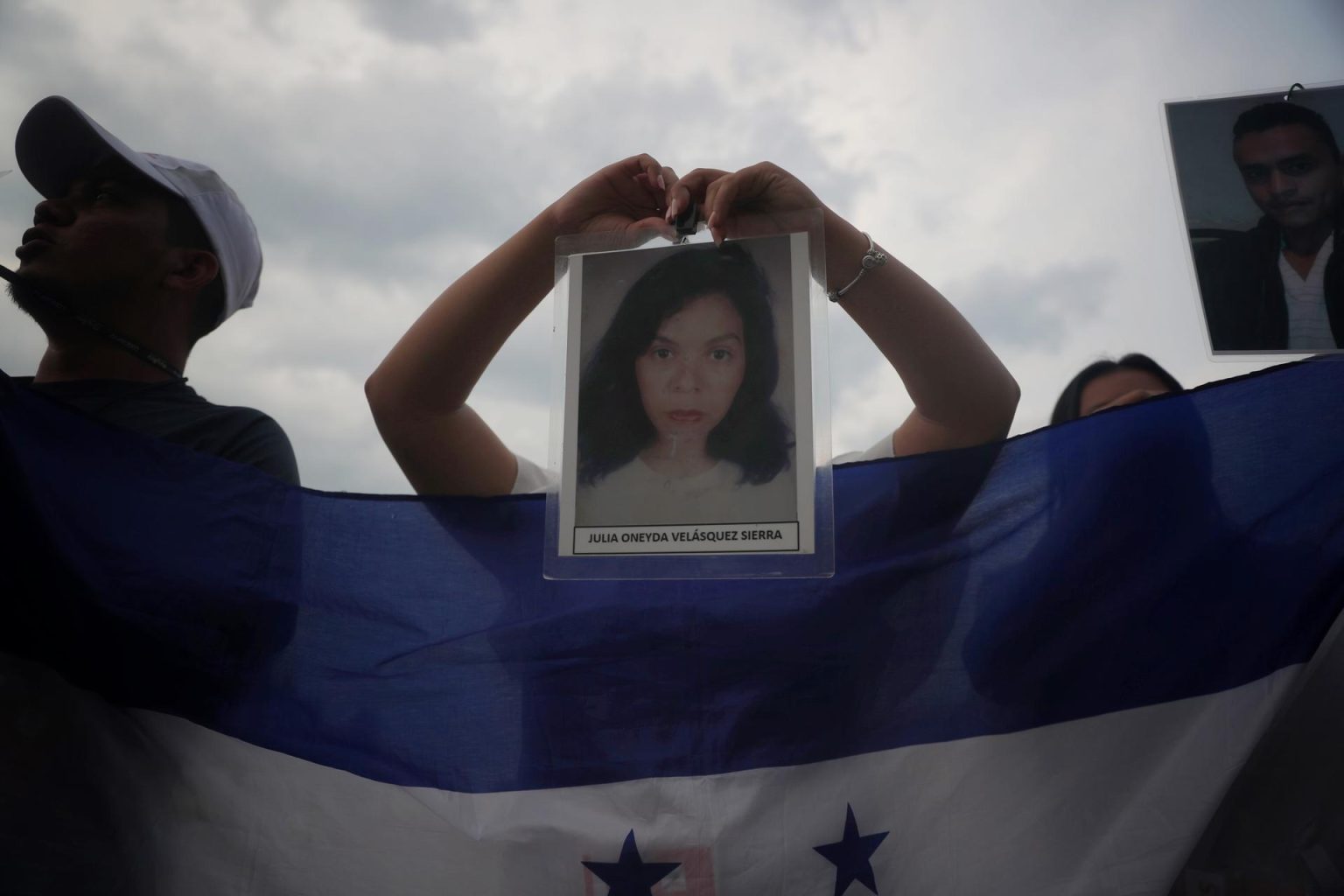 Familiares de migrantes centroamericanos se manifiestan para exigir resultados en la búsqueda de sus desaparecidos en el Zócalo de Ciudad de México (México). Fotografía de archivo. EFE/ Sáshenka Gutiérrez