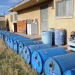 Fotografía que muestra algunos de los barriles de agua que la organización Fronteras Compasivas, coloca para los inmigrantes en el desierto en el patio de la sede de la organización en Tucson, Arizona. EFE/María León