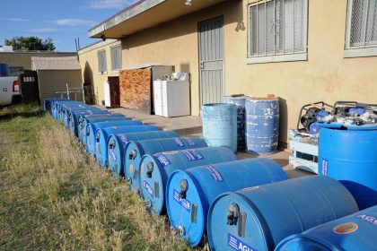 Fotografía que muestra algunos de los barriles de agua que la organización Fronteras Compasivas, coloca para los inmigrantes en el desierto en el patio de la sede de la organización en Tucson, Arizona. EFE/María León