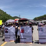 Pobladores protestan bloqueando la carretera federal México-Acapulco hoy para exigir la presentación de personas desaparecidas en Chilpancingo estado de Guerrero (México).  EFE/José Luis de la Cruz