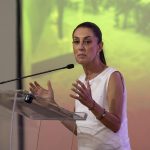 La aspirante a la candidatura presidencial por el oficialista Movimiento Regeneración Nacional (Morena), Claudia Sheinbaum (c), participa en un foro con estudiantes en la ciudad de Monterrey, Nuevo León (México). EFE/Miguel Sierra.