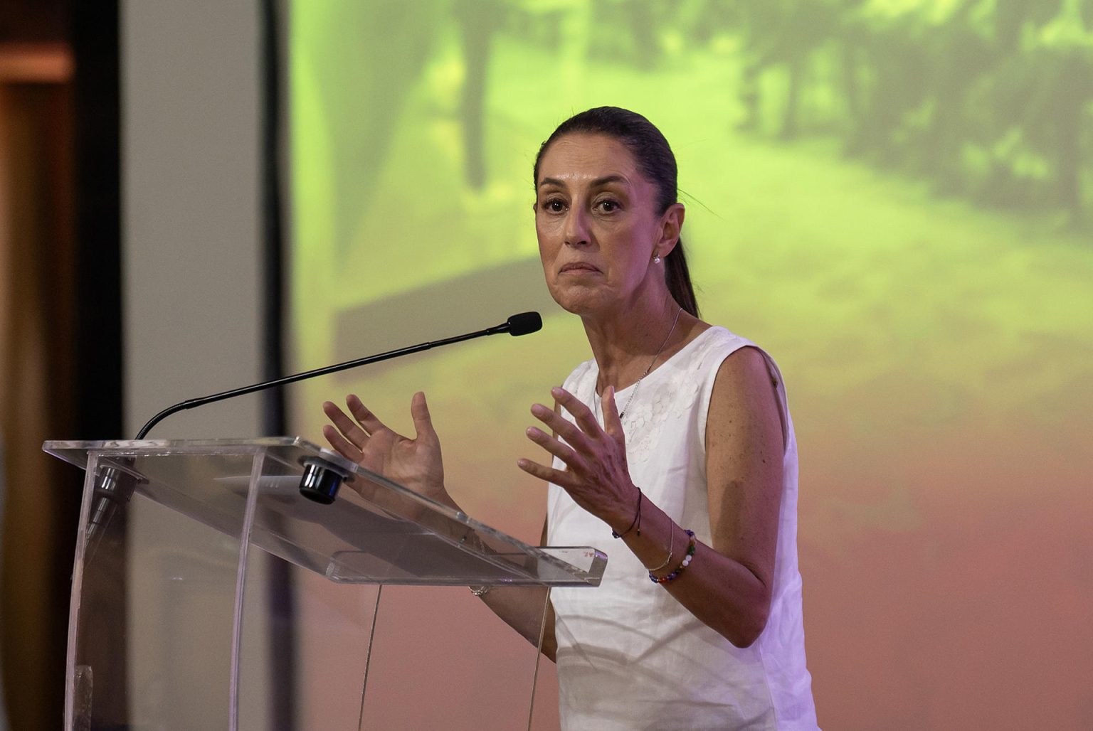 La aspirante a la candidatura presidencial por el oficialista Movimiento Regeneración Nacional (Morena), Claudia Sheinbaum (c), participa en un foro con estudiantes en la ciudad de Monterrey, Nuevo León (México). EFE/Miguel Sierra.