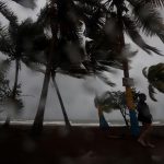 Una persona camina entre la lluvia en Arroyo, sur de Puerto Rico. Fotografía de archivo. EFE/ Thais Llorca