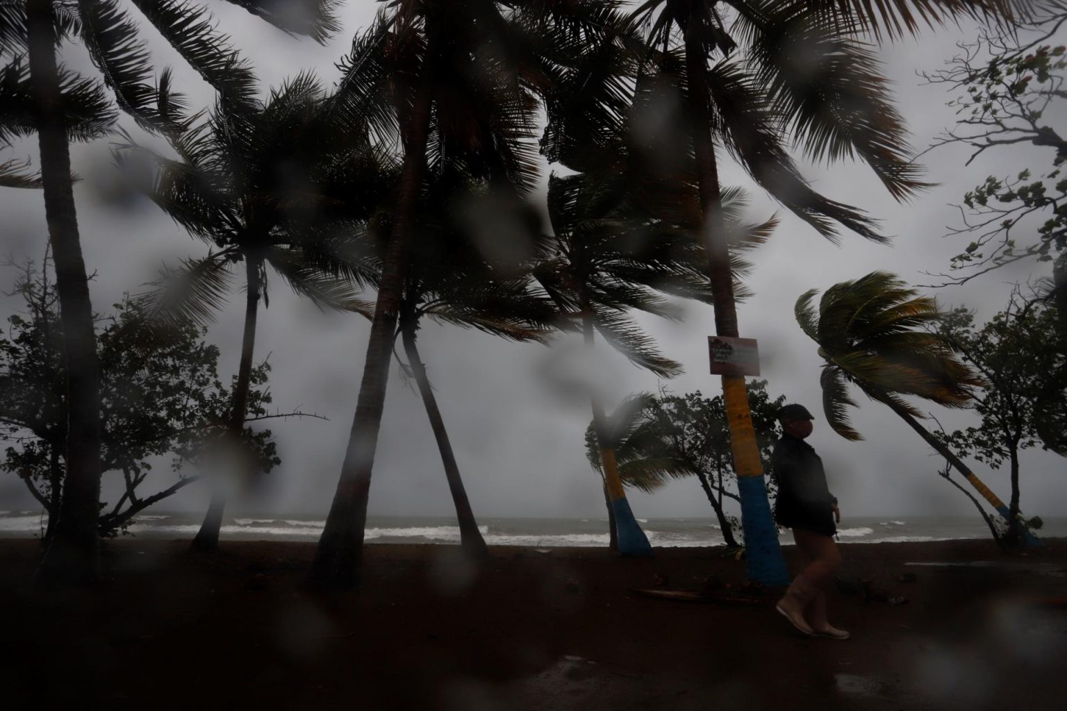 Una persona camina entre la lluvia en Arroyo, sur de Puerto Rico. Fotografía de archivo. EFE/ Thais Llorca