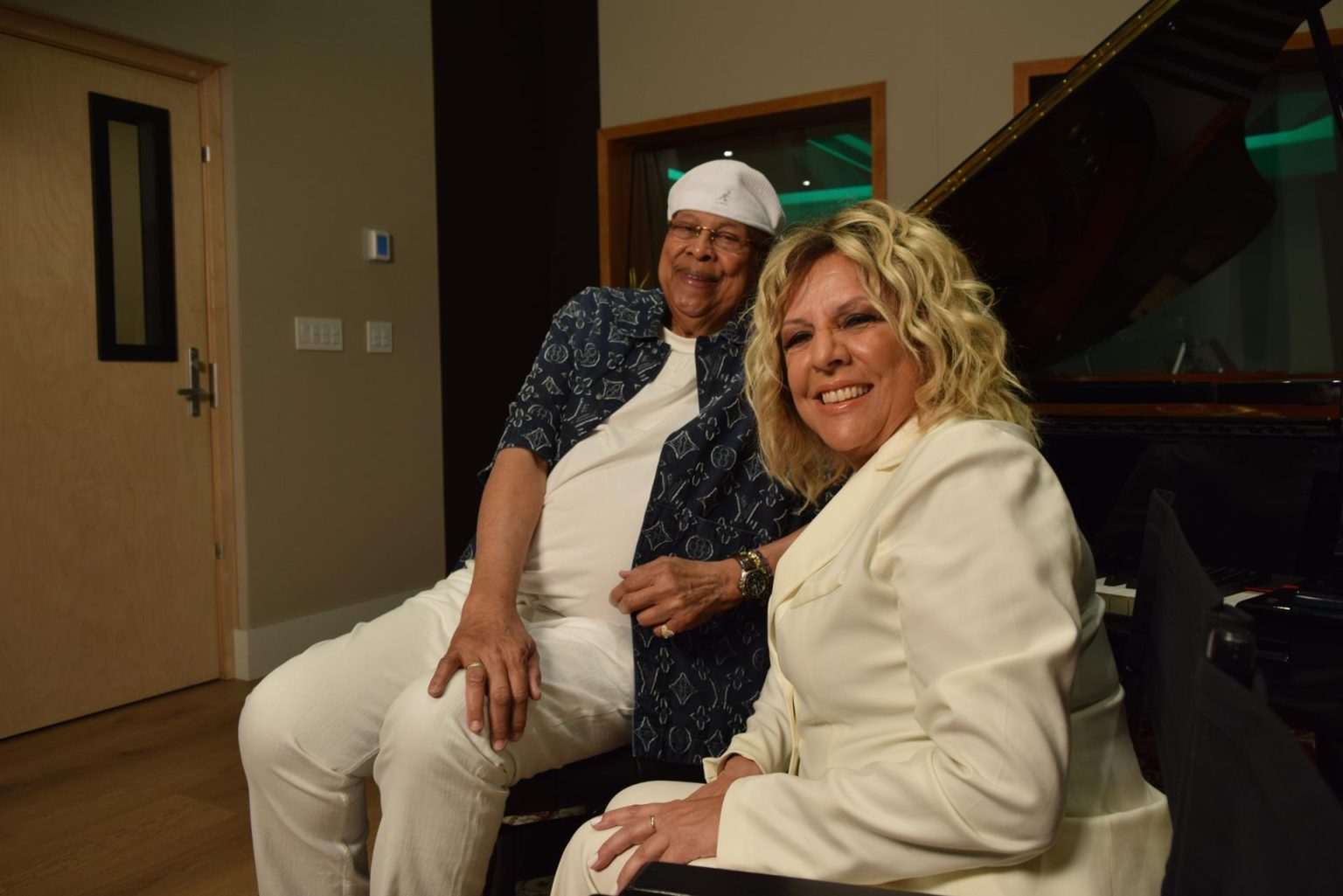 El pianista cubano Chucho Valdés y la cantante cubana Albita Rodríguez posan durante una entrevista con EFE el 23 de agosto de 2023 en Miami, Florida (EE.UU). EFE/ Jorge I. Pérez