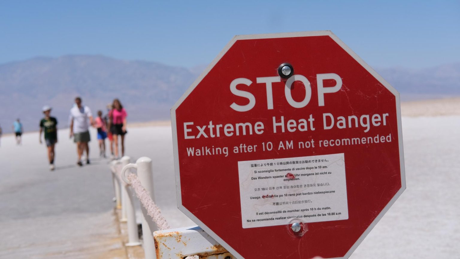 Fotografía de un aviso sobre el calor extremo en el Valle de la Muerte, el 9 de agosto de 2023 en California (EE.UU). EFE/ Guillermo Azábal