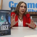 La escritora mexicana Mónica Hernández habla durante una entrevista con EFE, el 3 de agosto de 2023, en Ciudad de México (México). EFE/Mario Guzmán