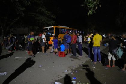 Migrantes venezolanos esperan transpote hoy en la ciudad de Danlí (Honduras). EFE/Gustavo Amador
