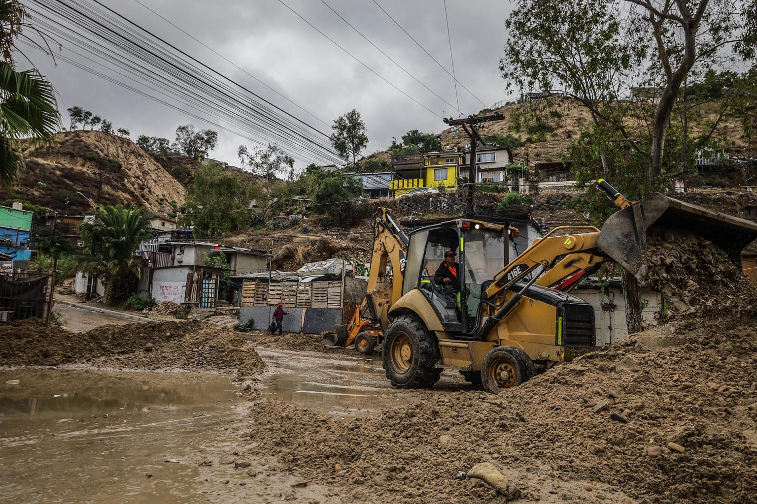 Vista de una Maquina excavadora, recolectando el lodo para abrir caminos hoy en la ciudad de Tijuana en Baja California (México). EFE/Joebeth Terriquez