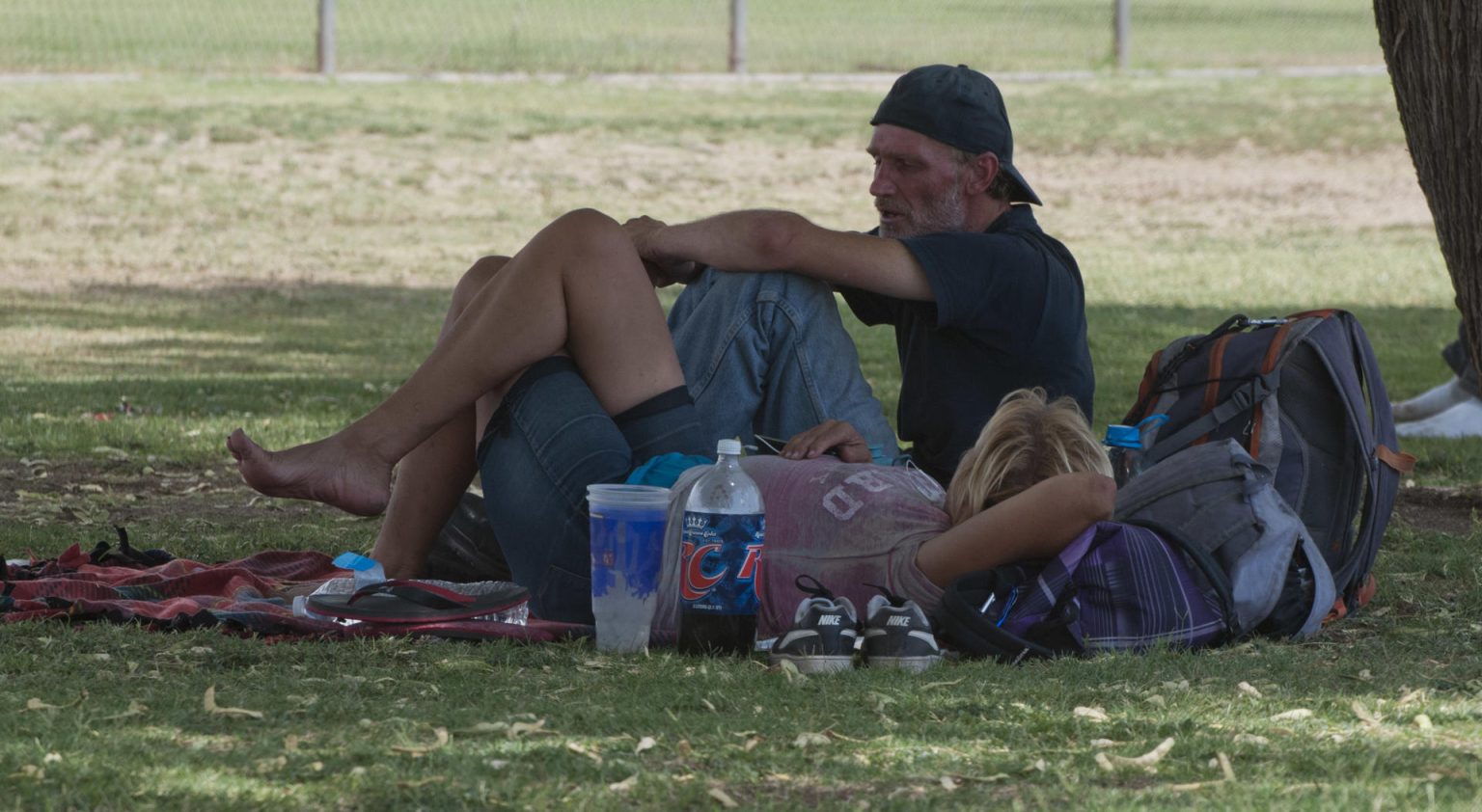 Una pareja se protegen del sol bajo un árbol en Tucson (AZ, EE.UU.). Fotografía de archivo. EFE/Gary M. Williams