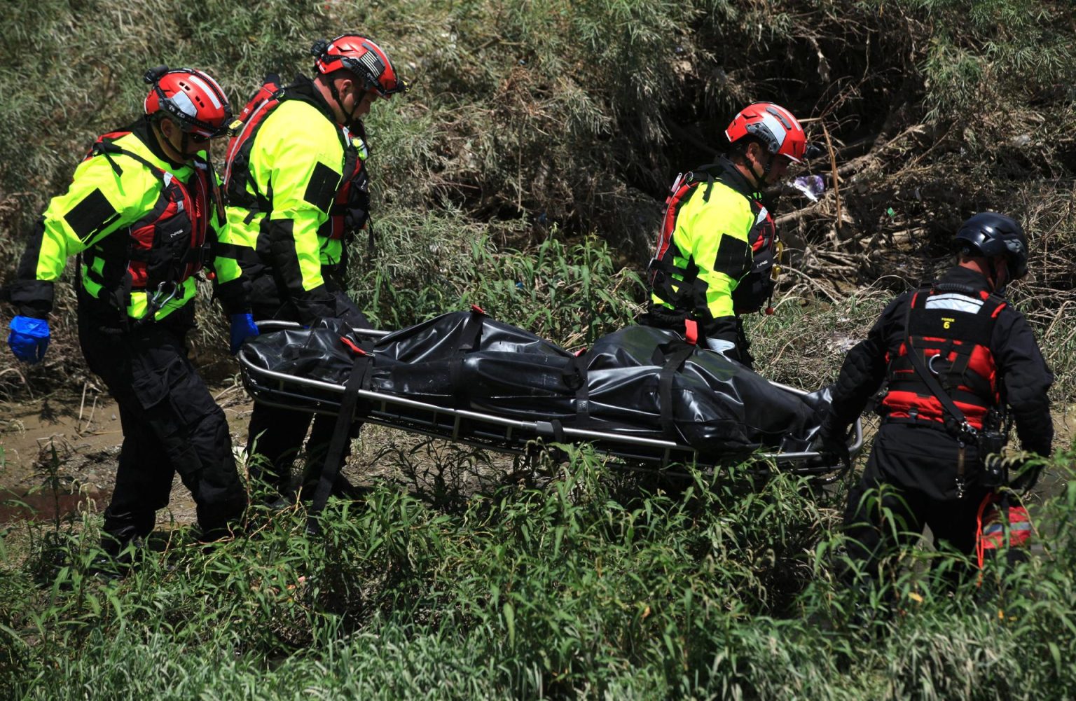 Fotografía de archivo de forenses de Estados Unidos que trasladan el cuerpo de un migrante mexicano que falleció presumiblemente ahogado en el Río Bravo, en Ciudad Juárez, estado de Chihuahua (México). EFE/ Luis Torres