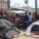 Migrantes permanecen hoy, en espera de regularizar su documentación en el municipio de Tapachula en el estado de Chiapas (México). EFE/Juan Manuel Blanco