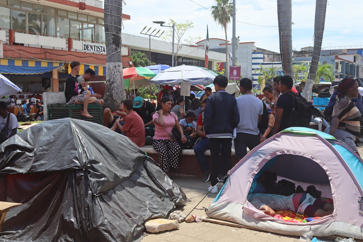 Migrantes permanecen hoy, en espera de regularizar su documentación en el municipio de Tapachula en el estado de Chiapas (México). EFE/Juan Manuel Blanco